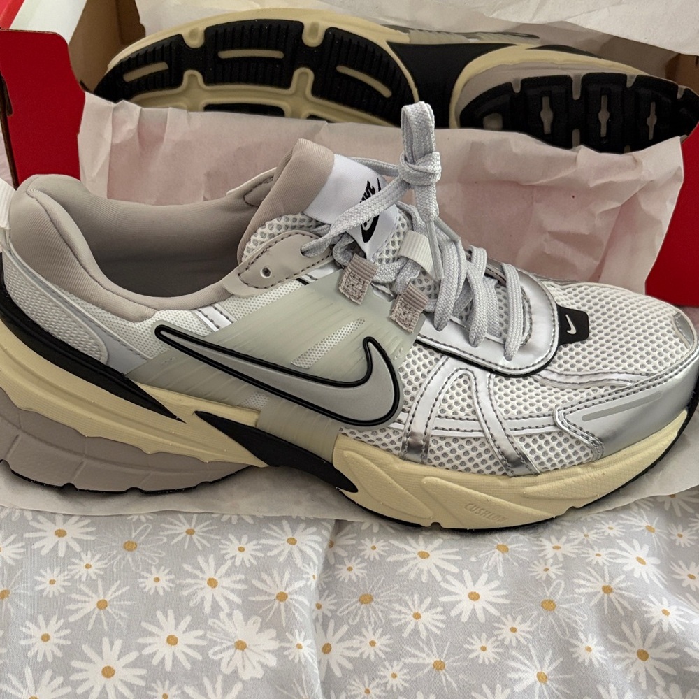 New In Box Nike V2K Run Sneakers size 8

Summit White/Pure Platinum/Light Iron - Picture 4 of 16